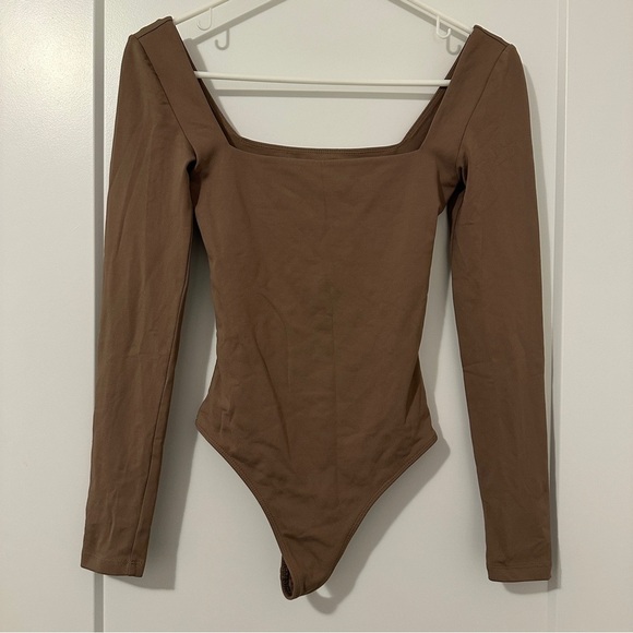 Aritzia Babaton Contour Square Neck Long Sleeve Brown Tan Bodysuit Size XXS - Picture 4 of 11